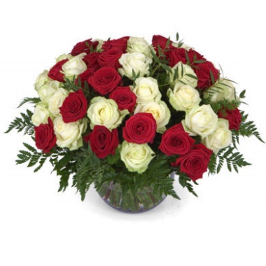 Корзина "Самой нежной" из красных и белых роз с доставкой в по Электрогорску